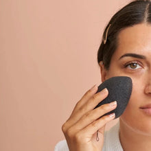 Load image into Gallery viewer, CLEANSING KONJAC SPONGE - PURIFYING BAMBOO CHARCOAL
